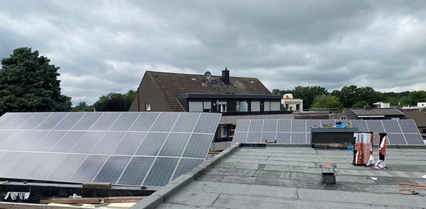 Système d'énergie solaire hybride de 20 kW sur toit plat en Lettonie